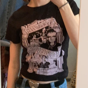 Frankenstein topp - Cool topp med Frankenstein tryck i storlek S köpt från amazon🧟🩷 Har använt ett fåtal gånger men ser ny ut   Om ni har frågor är det bara att fråga <3⭐️ 
