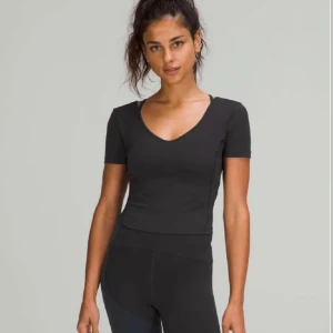 Lululemon Align T-shirt  - Lululemon Align T-shirt i svart. Super snygg och fin ringning vid ryggen också! Strlk 4 vilket motsvarar XS/S. Nypris är 700, säljer för 450. Kan sänkas något vid snabb affär. Toppen skick. 