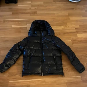 Ralph lauren jacka - Jackan är inte använd så mycket men har fått lite repor på ena armen som inte syns så mycket men annars är jackan i inprincip nyskick har även kvitto jackans nypris är 6095!