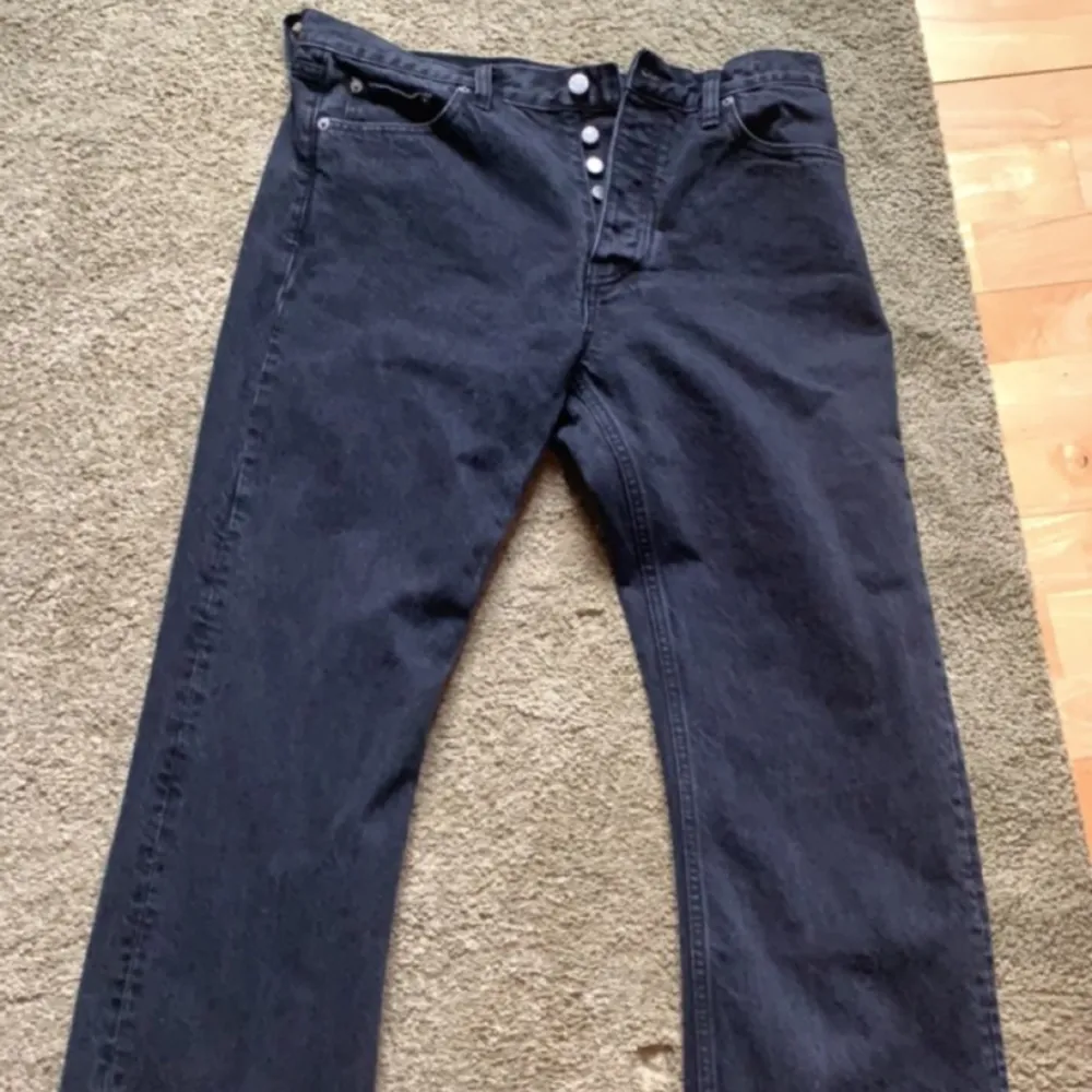 Ett par svarta Hope Jeans i storlek 30 i bra skick . Jeans & Byxor.