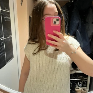 Virkad väst - Jättefin väst som är superskön!!❤️säljer då jag har fööör mycket tjocktröjor hemma hos mig och denna inte kommer till användning💓märket heter ”ENTRACTE PARIS”