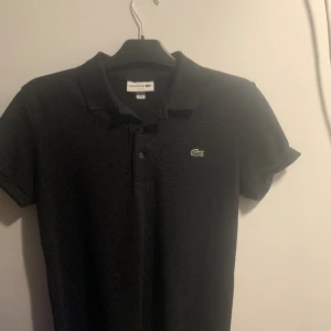 Lacoste pike - Svart Lacoste piké storlek S