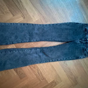 Gråa lågmidjade bootcut jeans - Dessa jeans är lågmidjade och är bootcut, bra stretch och sånt men jag har bara så många andra jeans så dem här kommer inte till användning tyvärr💕