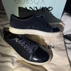 Lanvin skor - Säljer dessa feta lanvins i skick 8.5/10 Storlek UK9 som passar 43-44 Tillkommer: skor, box och 1 dustbag