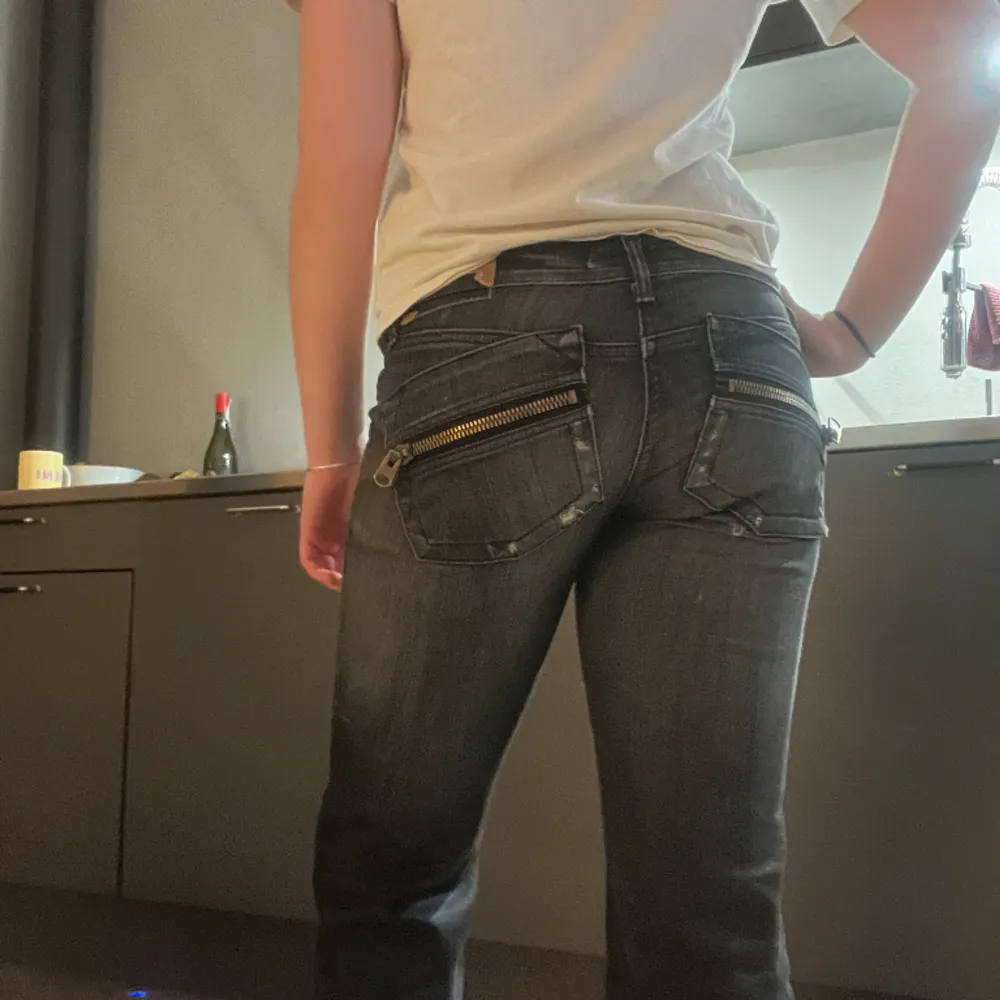 Coola jeans med snygga detaljer💓 säljer då de inte kommer till användning längre!! Perfekt i längden på mig som är ca 160 Litet rev vid grenen samt att lappen på baksidan är lite bortskavd❤️ men utöver det är de i väldigt bra skick!! . Jeans & Byxor.