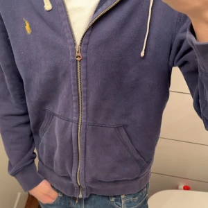 Fet Ralph lauren zip hoodie - Säljer denna skitsnygga ralph lauren zip hoodien för den ej används mer! Den har används en del men är fortfarande i bra skick 7/10. Nypriset är runt 1500! Bara höra av er om frågor, pris kan diskuteras vid snabb affär!🤝
