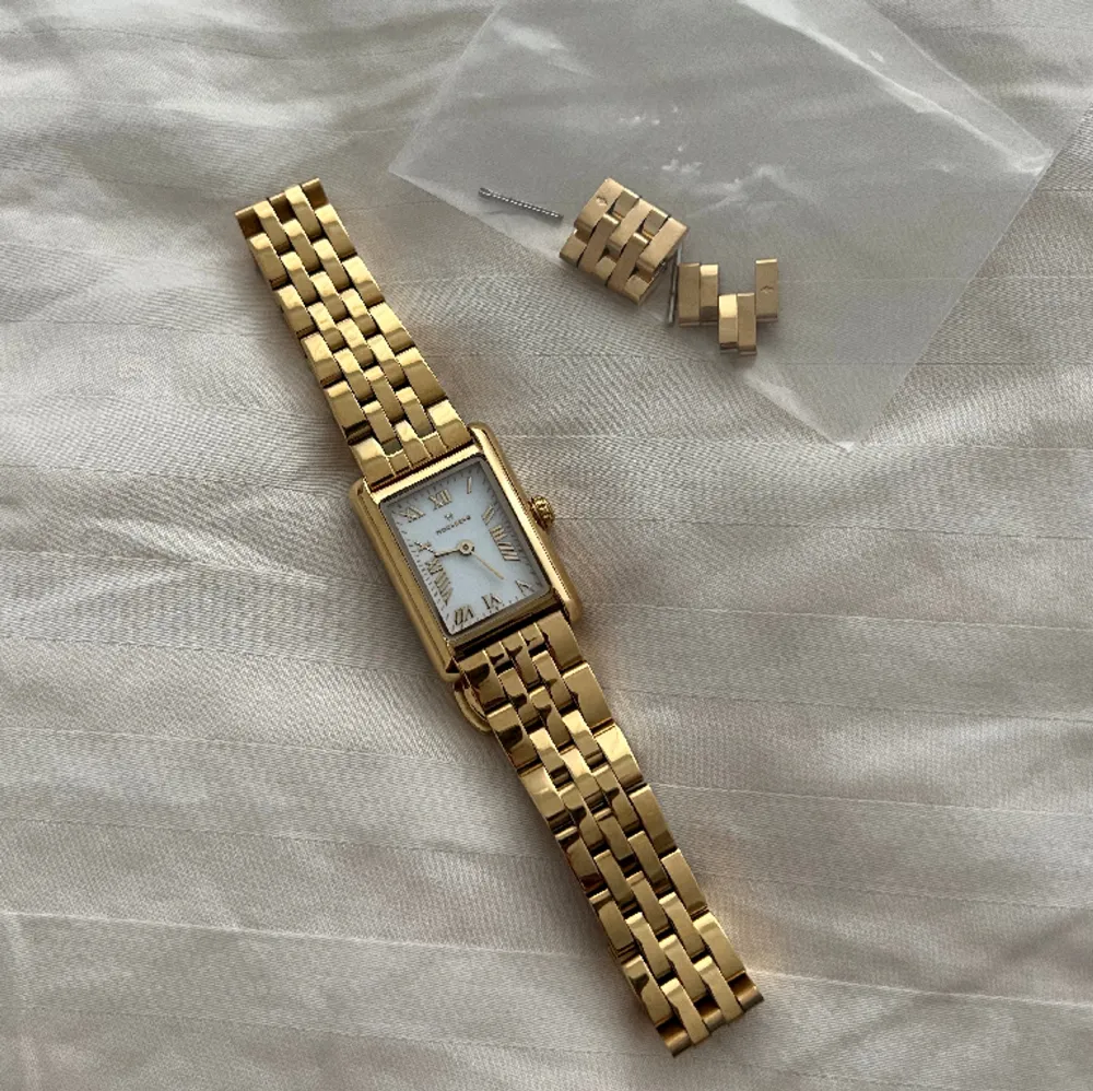 Mockbergs populära Timeless gold klocka i normal storlek. Tillkommer med förlängnings länkar. Otroligt fin och oanvänd klocka. Köpt från Mockbergs hemsida för 1599kr. Accessoarer.