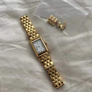 Mockbergs populära Timeless gold klocka i normal storlek. Tillkommer med förlängnings länkar. Otroligt fin och oanvänd klocka. Köpt från Mockbergs hemsida för 1599kr