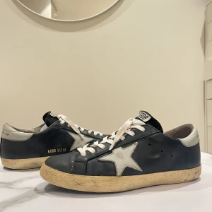 Golden goose - Säljer dessa marinblå golden goose i sällsynt och snygg colorway i 8/10 skick, lite creesade och lite slitna i hälen. Storlek 41 men passar mig som har 42,5 perfekt! Öppen för byten mot andra skor men inga lanvins tack!