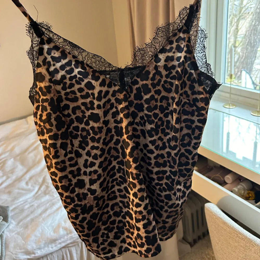 Leopard linne från nakd, endast testad. . Toppar.