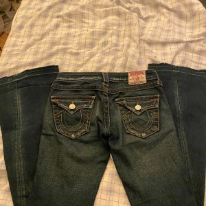 True religion jeans  - Säljer dessa snygga true religion jeansen, då dem inte kommer till andvändning längre! Bra skick , lite slitet längst ner, men inget som märks!  Midjemått: ca 35 & innerben: ca 88 Tryck gärna på köp nu!❤️