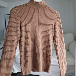 Superfin långärmad tröja med hög krage från Gina tricot! 🥰 En av mina bästa rekommendationer till er som vill uppgradera garderoben inför våren!😎