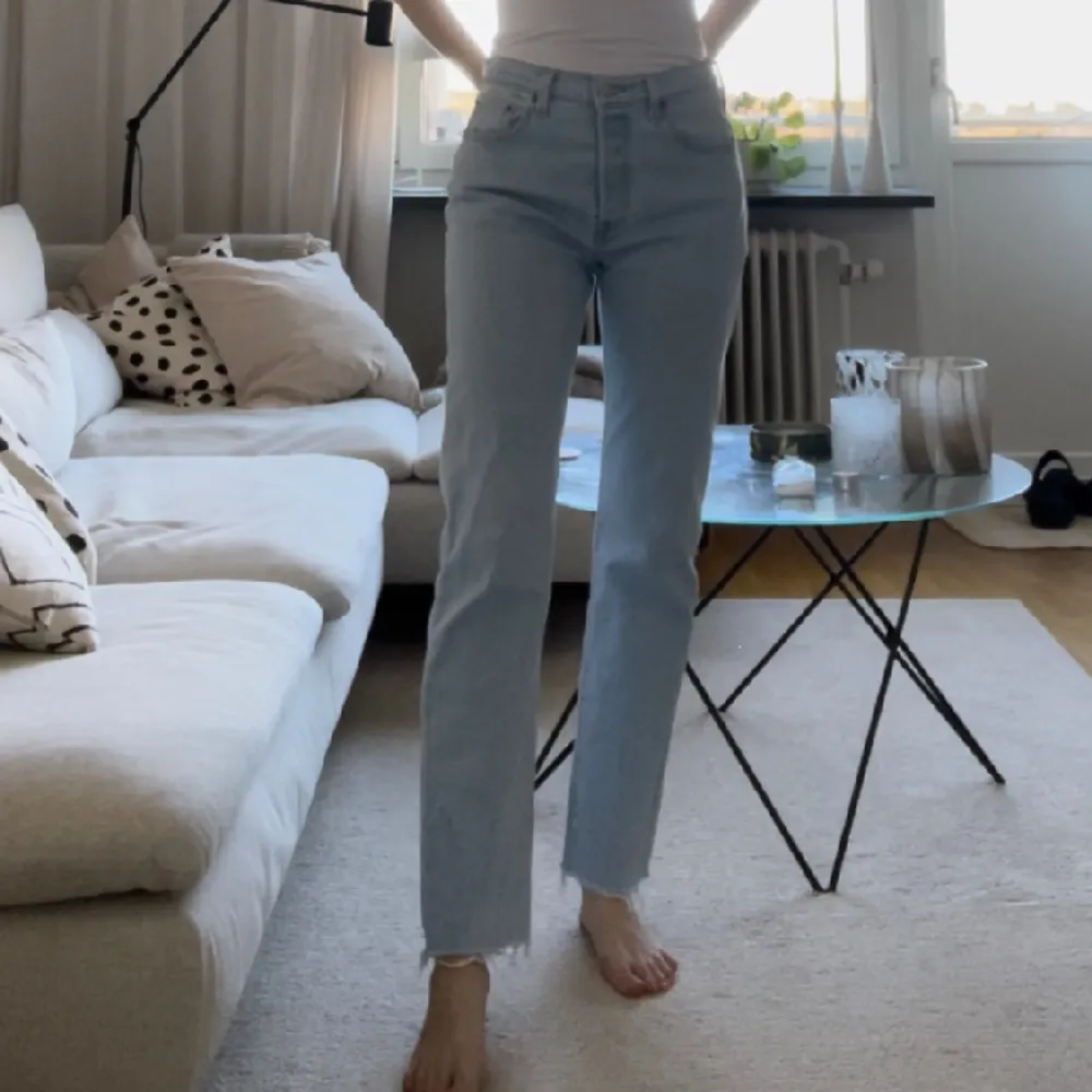 Levi’s 501 i modellen ”crop samba goal”. Nypris 1199kr, mycket bra skick då de knappt är använda 🦋 Waist: 28 Leg: 30. Jeans & Byxor.