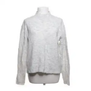 Superfin grå tröja som är lite tunnare, köpt från hm, inga defekter🤍 Storlek S men är ganska liten i storleken 