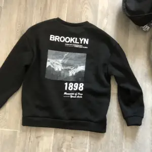 Svart tröja med Brooklyn bild back på ryggen. Säljer för den sitter inte bra på mig. Priset kan diskuteras 