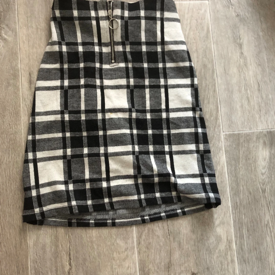 Rutig kjol med en låssas dragkedja 