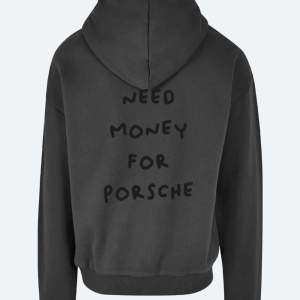 Extremt limiterad hoodie från Emil Stegfelt med logotyp ”Need Money For Porsche”.   Nyskick!!! Nr 10 av 200.  Medium med overzized fit så passar M/L! 