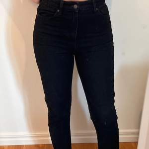 Knappt använda jeans. Jeansen är ankellånga och högmidjade. Jättefint skick💓Innebenslängden är 67 cm.