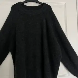 Mörkgrå stickad tröja i nyskick från Pull&Bear