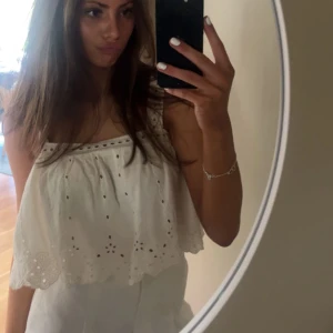 Vit topp - Säljer denna croppade vita toppen från zara, använde några gånger förra somarn