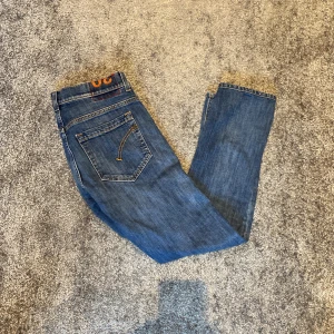 Dondup Jeans - Tja, säljer dessa Dondup jeans, modell George, mycket bra skick. Storlek 30, nypris 3599 - Mitt pris 799. Hör av dig vid minsta fundering!😁