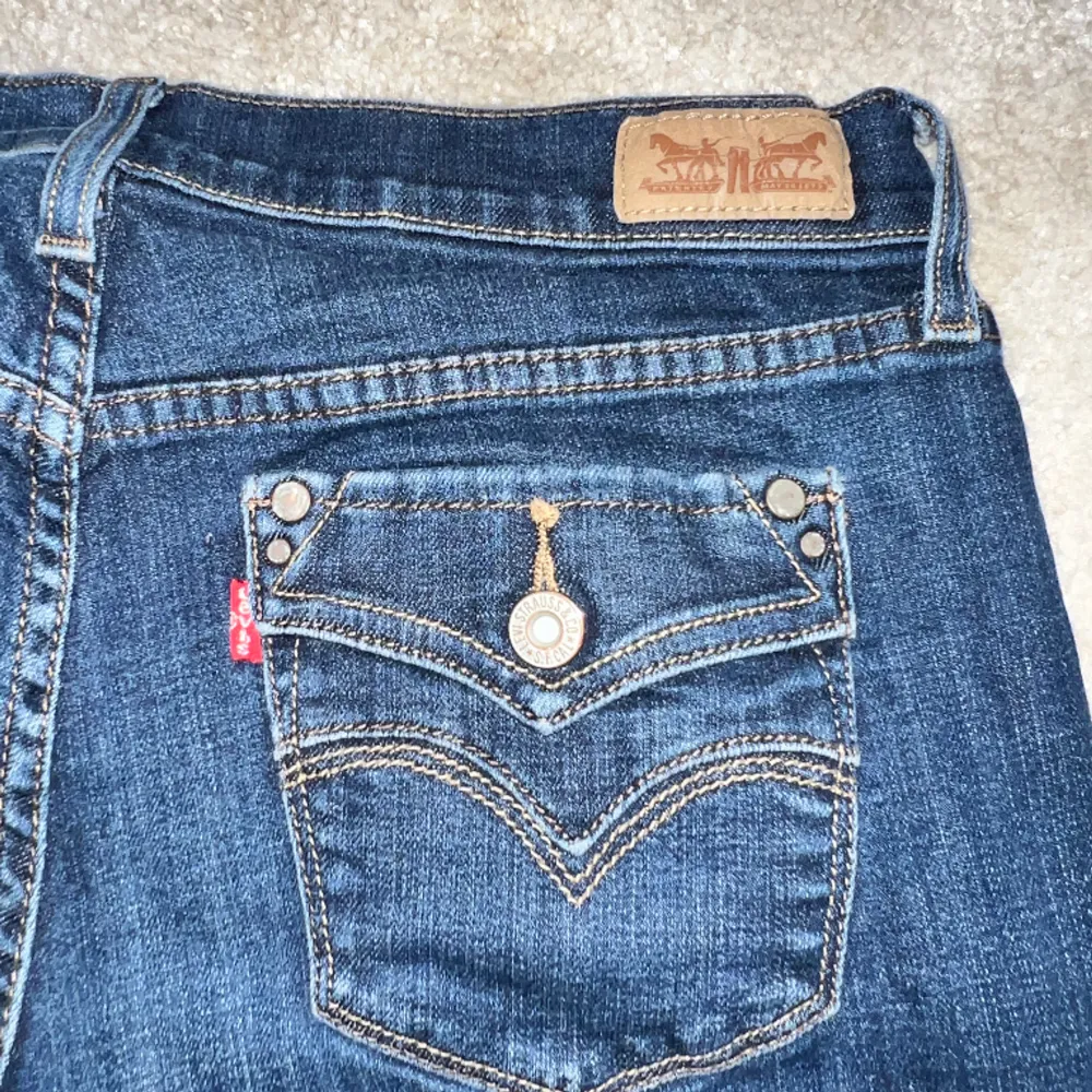mid waist vintage jeans med sjuk coola fickor som inte använd så mycket längre. Ganska raka i passformen, osäker på storleken men runt 36/38. Jeans & Byxor.