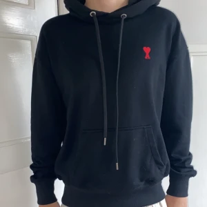 Ami paris hoodie - Ami paris hoodie bra kvalle och säljer den för den e för liten för mig✨