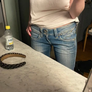 Pepe jeans  - Lågmidjade Pepe jeans med så coola detaljer!💓köpte preowned på Zalando 
