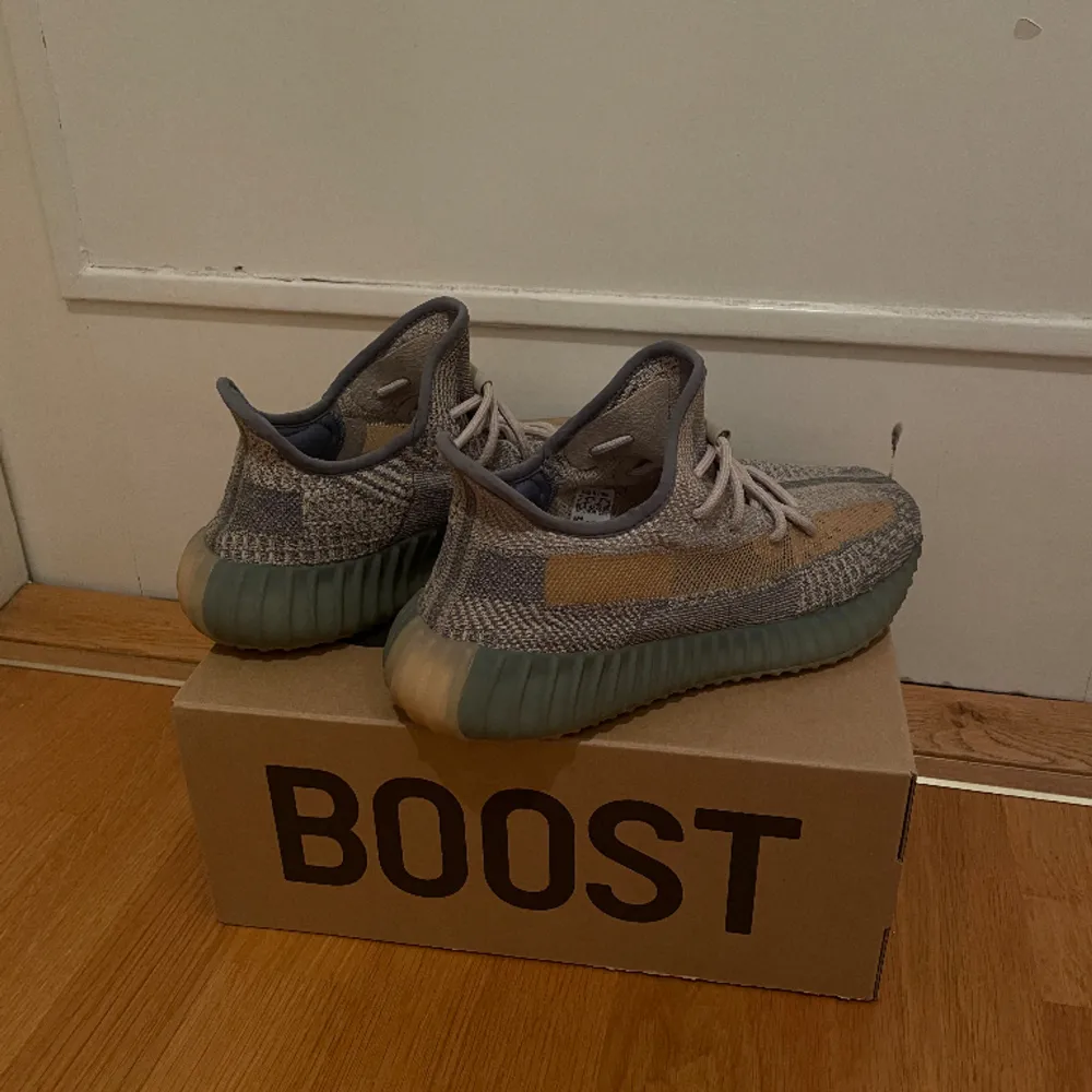 Säljer mina super fina orginal yeezys då dom är försmå, använda fåtal gånger så super fint skick. Tillkommer helt oanvända orginal snören + boxen. Nypris 2500kr. Skriv för fler bilder eller funderingar!. Skor.