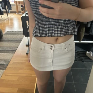 Vit jeanskjol - En vit jeans kjol i storlek 38. Super fin köpt second hand. Aldrig använd av mig! Går att använda som mini skirt eller i vanlig längd!