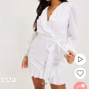 Klänning  - Superfin klänning från Nelly, enbart använd 1 gång så i nyskick, superfin till student eller annat. Nypris 499kr