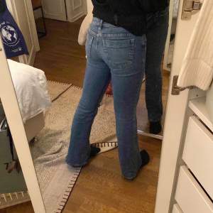 Snygga Bootcut jeans som är low waisted❣️ innerbenet är 78 cm långt och rakt över midjan är 37 cm ❤️