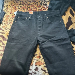 Straight leg jeans  - Levis jeans till salu till ett oslagbart pris! Klassiska och stilfulla. Vid frågor eller för att göra ett köp, skriv bara till mig. Ge din stil en uppgradering med dessa fantastiska Levis jeans!👍🌵