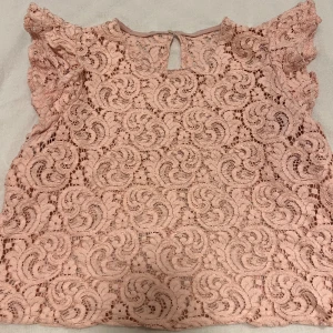 Ljusrosa blus  - Köpte denna ljusrosa blusen i Thailand och det är oklart vilken storlek den är men skulle gissa på XS eller S. Den passar inte mig så jag kan sälja den nästan hur billigt som helst💗💗 den är stor men den är kort så man kan ha linne under 