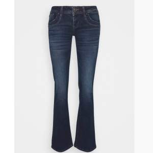 säljer mina LTB jeans i modellen valerie!! färgen är den som heter welda wash. storlek 24/34 och passar mig som är ca 165 💗💗köptes på zalando för 829kr obs bud på 270kr!! 