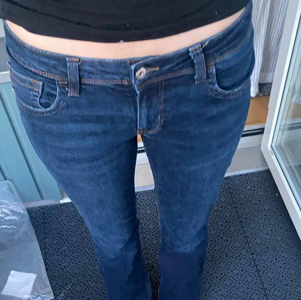 Jättefina mörkblåa jeans med söta bakfickor, dom är lite korta för mig som är 172 men skulle passa perfekt för dig som är 167-170!🥰 Pris kan diskuteras . Jeans & Byxor.