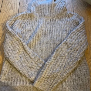 Stickad tröja  - En jättemjuk stickad tröja i färgen beige💕