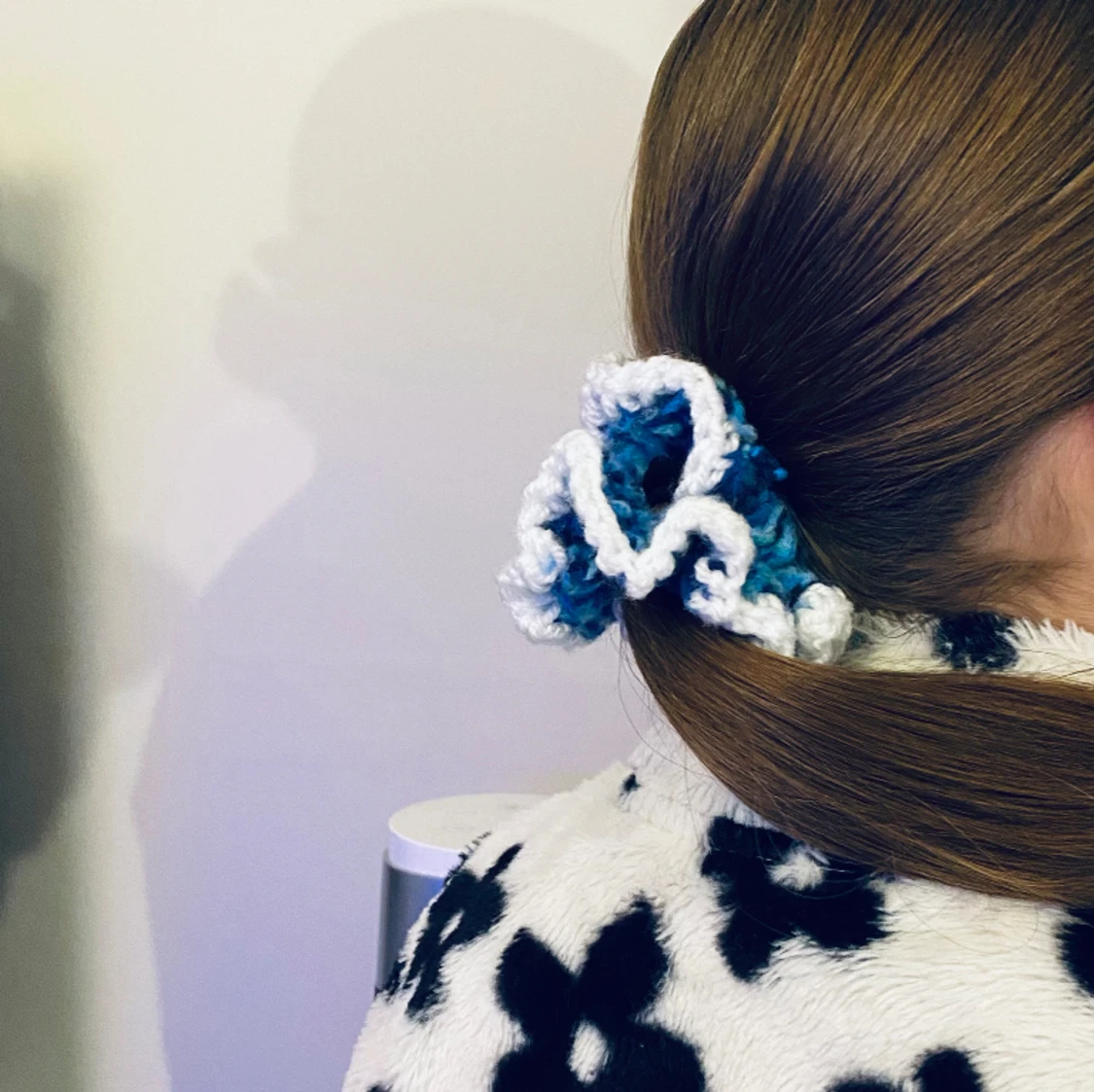 Blå handgjord virkad scrunshie - 90