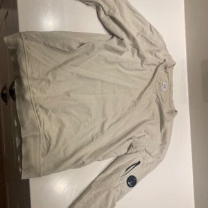 Cp company sweatshirt  - Tja Säljer nu min cp company sweatshirt i 8.5/10 skick. Tröjan har inga större defekter. Det finns NFC Scan i tröjan. Hör av er vid frågor eller funderingar!