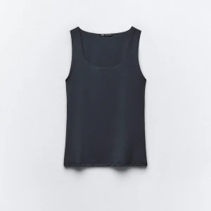 Zara linne - Säljer detta snygga linne, det är lika snyggt att ha den på båda hållen. Använd endast 1 gång. Pris kan diskuteras 