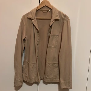 Uniqlo Overshirt - Härlig overshirt i bra skick, ser i princip oanvänd ut, tveka inte om någon fråga dyker upp