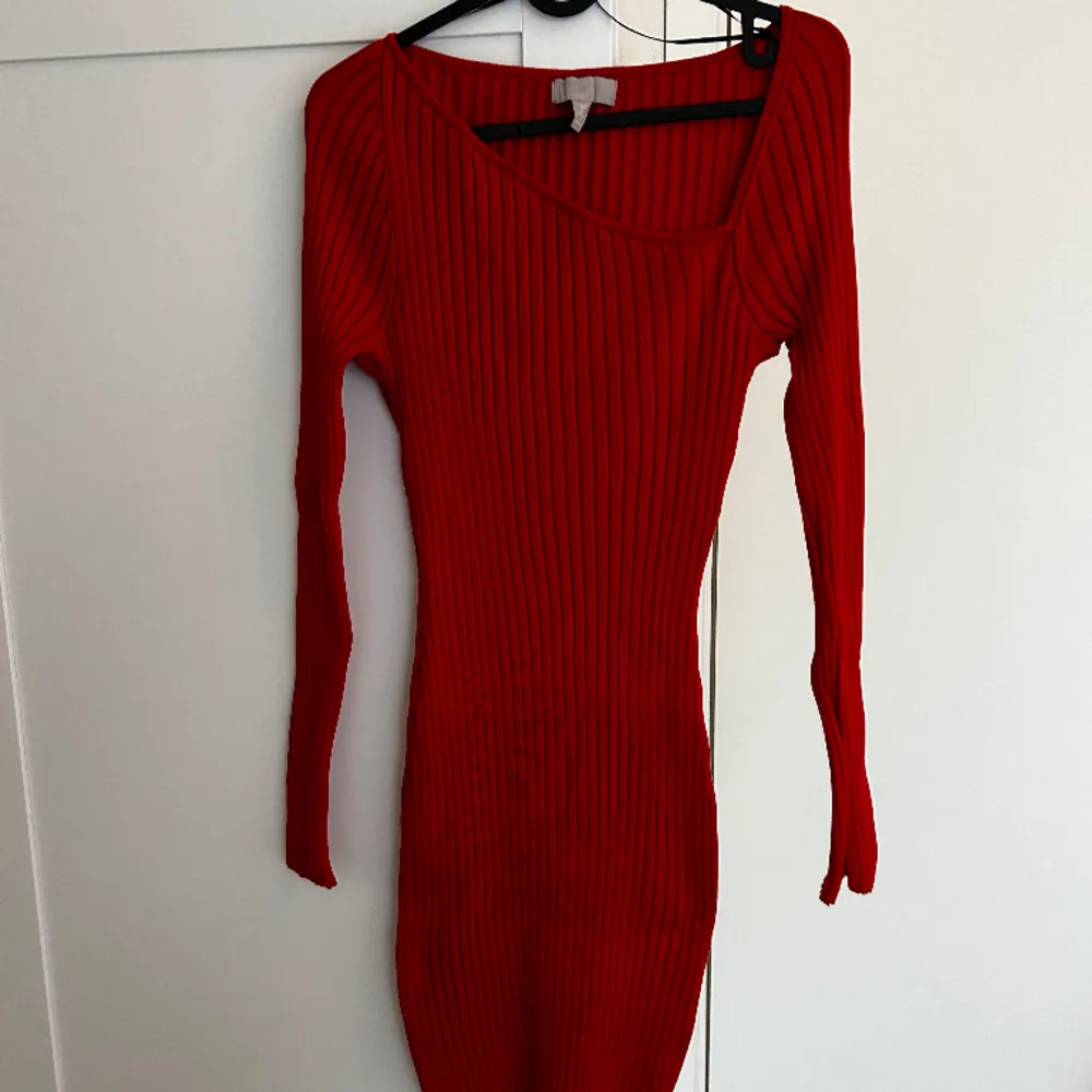 Röd klänning, använd en gång, nyskick strl S Liten slits i ärmarna . Klänningar.