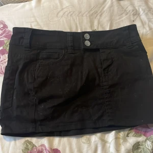 Svart kjol - Säljer nu denna svarta jeanskjol från HM. Jättefin och aldrig använd. Säljer då den inte kommer till användning. Kontakta gärna vid frågor eller liknande❤️❤️