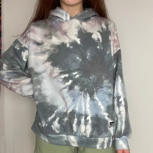 Hoodie i batik/ tiedye - En hoodie med batikmönster i grått, vitt och rosa. Bra skick.