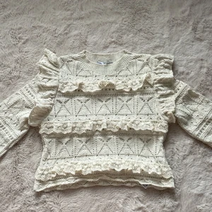 Zara blus  - Nyskick, köpt begagnad. Ser helt oanvänd ut. Säljer då ja inte tycker den passade på mig🩷 då den är lite kortare i modellen⚡️