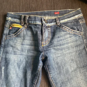 Lågmidjade miss sixty bootcut jeans - Jätte snygga misssixty jeans som är bootcut. Passar tyvärr inte mig därför säljer jag.