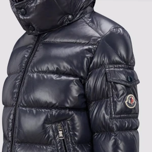 SÖKER - söker denna moncler Maya jacket om du har en i billigt och rimligt pris hör av dig eller kontakta 😊