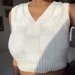 Snygg vit stickad väst från H&M, storlek S, i toppskick!  - Hej! Jag säljer en vit stickad väst från H&M i storlek S. Bara använts ett par gånger. Har en vit klassisk färg och är perfekt för att skapa både vardags- och fest outfits. Hör av dig om du är intresserad eller har några frågor. Tack!  