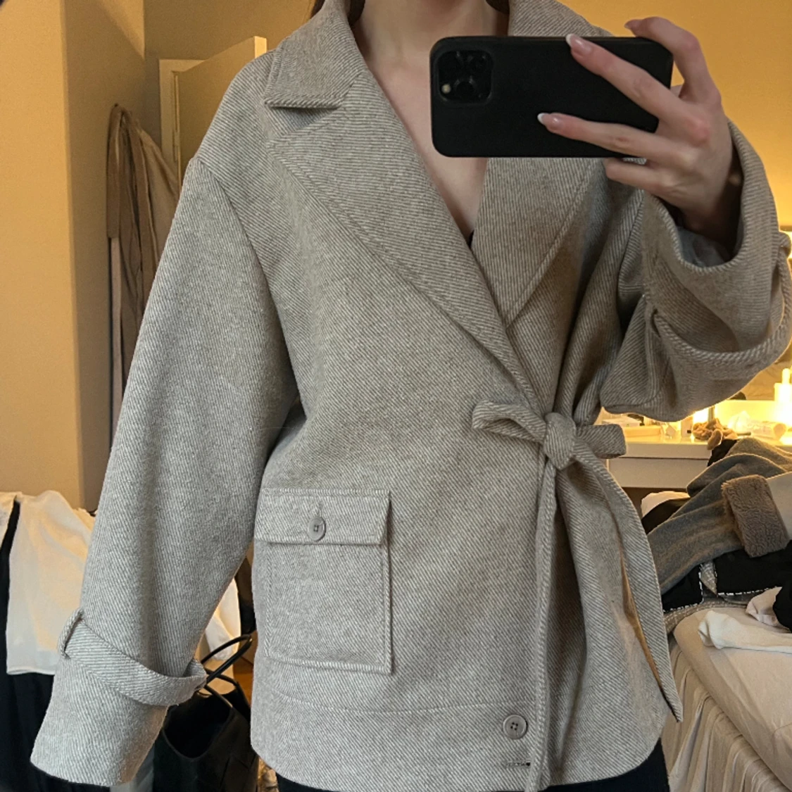 Kort jacka med en fick detalj 