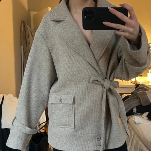 Kort jacka med en fick detalj  - Säljer denna jackan i storlek 40 från  NA-KDxSanna Jörnvik🤎Jackan är i mycket fint skick och använd ett fåtal gånger. Säljer då den inte kommit till användning! Slutsåld på Nakd! Nypris 899kr